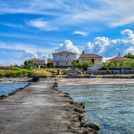 Pelagion II Sea Coral - Beachfront Holiday Home Kypseli ภายนอก รูปภาพ