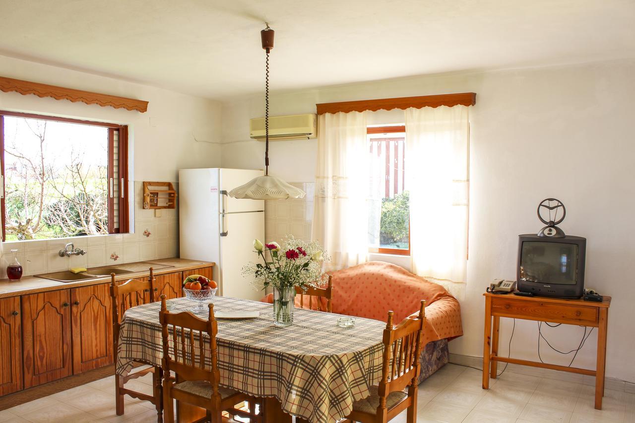 Pelagion II Sea Coral - Beachfront Holiday Home Kypseli ภายนอก รูปภาพ