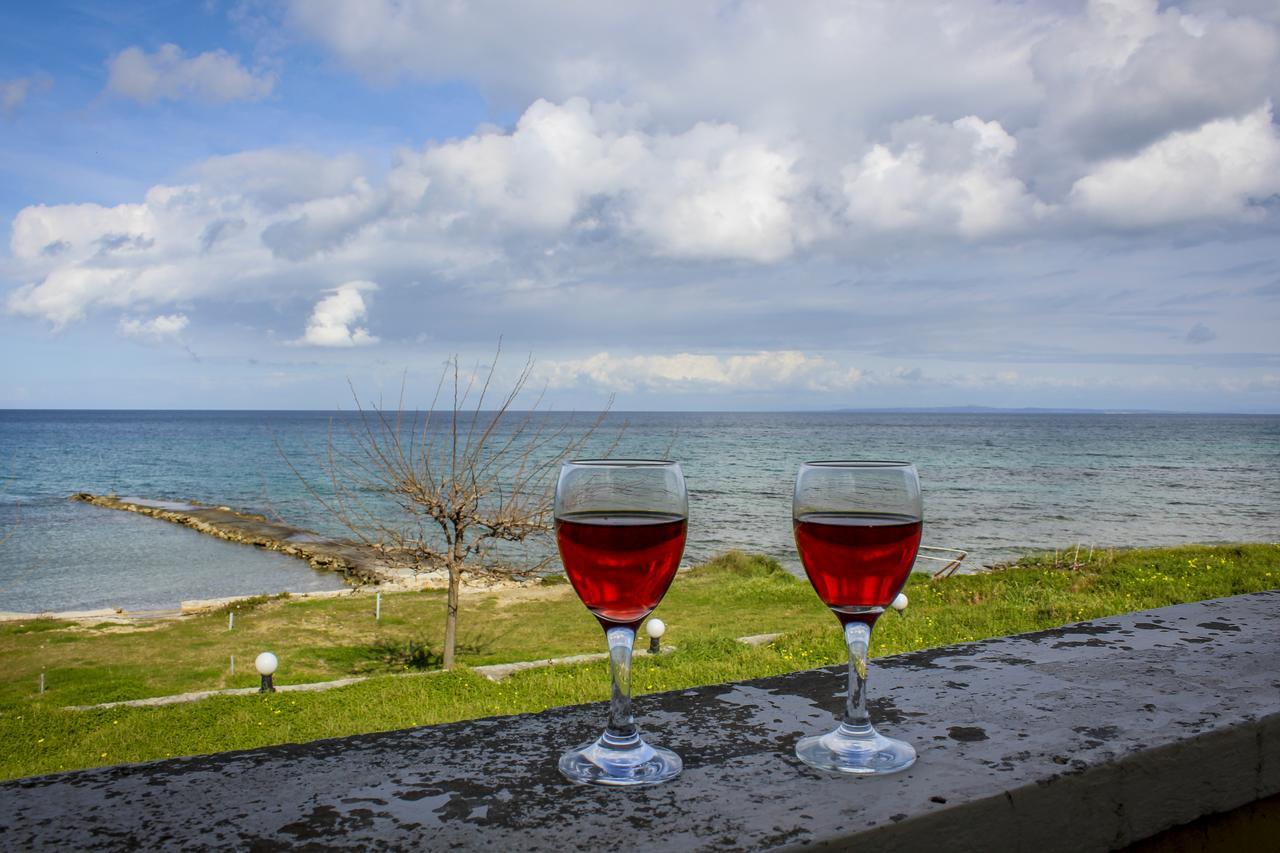 Pelagion II Sea Coral - Beachfront Holiday Home Kypseli ภายนอก รูปภาพ