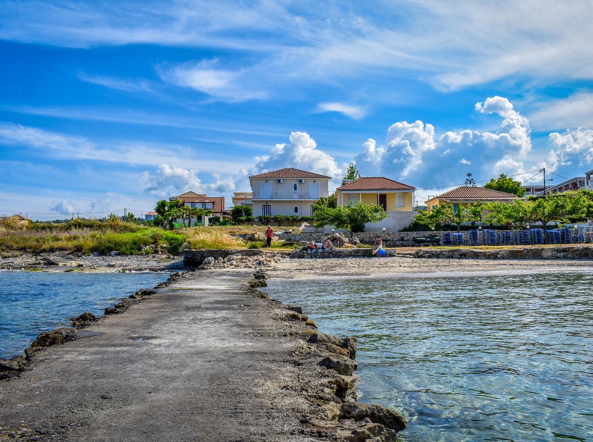 Pelagion II Sea Coral - Beachfront Holiday Home Kypseli ภายนอก รูปภาพ