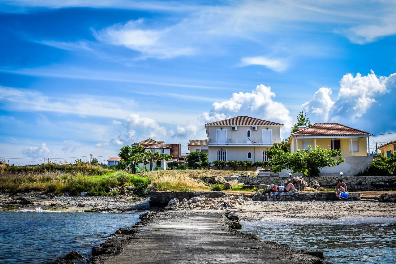 Pelagion II Sea Coral - Beachfront Holiday Home Kypseli ภายนอก รูปภาพ